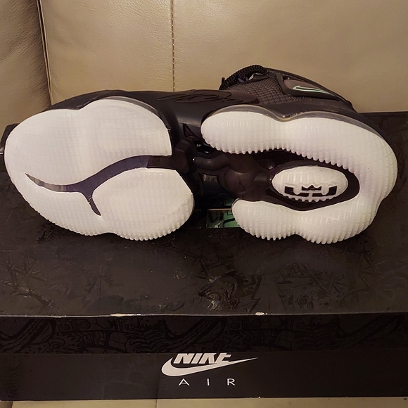 LeBron James Tennis Shoes - Picture 4 of 4